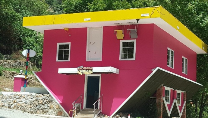 البيت المقلوب